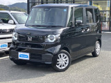 丸みのあるフロントと四角いボディの組み合わせが印象的。黒いボディに各部の造形が映え、親しみやすさと存在感を感じさせます。前方を照らすライトも表情を引き締めています。