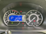 速度計や燃料残量など、運転中に確認したい情報がまとまって表示されます。中央の表示も見やすく、走行に必要な情報をひと目で把握しやすい設計です。