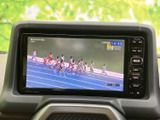 テレビ映像を表示でき、停車中の休憩時間などに映像を楽しめる装備です。画面上には放送情報も表示され、周辺の操作ボタンと合わせて視聴時の設定を確認しやすい仕様となっています。