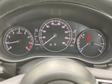 速度やエンジン回転数、燃料残量などを運転席から確認しやすくまとめています。走行中に必要な情報を把握しやすい配置で、日々の運転を落ち着いてサポートする装備です。