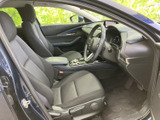前席は身体を預けやすい形状で、運転席と助手席の間にはアームレストも備わります。窓から外の様子を確認しやすく、落ち着いた色合いの室内で、ゆったりと過ごせる空間です。