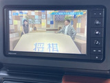テレビ映像を画面で楽しめる装備です。停車中の休憩時間などに番組を視聴でき、画面脇には操作ボタンも配置されています。お出かけ先で待ち時間を過ごす際にも活用できます。