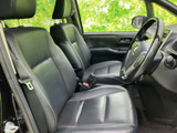 前席は座面と背もたれにゆとりを感じる形状で、運転席からの視界も広がります。落ち着いた黒系の室内にまとまりがあり、乗り込む際もすっきりとした印象です。