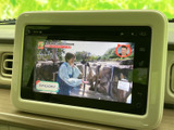 テレビ映像を画面に表示でき、停車中の待ち時間を過ごす際にも便利です。画面上で番組を楽しめる装備が備わり、車内でのひとときに活用いただけます。
