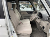 明るい色合いのシートと広い窓で、運転席まわりに開放感があります。座面や背もたれもゆったりとした形で、前席で過ごす時間を快適に支えます。