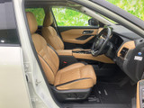 明るい色合いのシートとドア内張りが、運転席まわりに落ち着いた雰囲気をもたらします。前方を見渡しやすい視界と、ゆったり座れるシートで、毎日の移動も快適にお過ごしいただける空間です。
