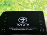 中央の画面と左右の操作部がまとまり、表示を確認しながら扱いやすい配置です。走行中の操作を控える注意表示もあり、日々の移動時に視認しやすい装備となっています。