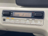 【オートエアコン】一度お好みの温度に設定すれば、車内の温度を検知し風量や温度を自動で調整。暑い&hellip;寒い&hellip;と何度もスイッチ操作をする必要はありません。快適な車内空間には必須の機能ですね♪