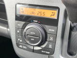 【オートエアコン】一度お好みの温度に設定すれば、車内の温度を検知し風量や温度を自動で調整。暑い&hellip;寒い&hellip;と何度もスイッチ操作をする必要はありません。快適な車内空間には必須の機能ですね♪