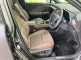 ゆったりとした形状の運転席は、身体を預けやすい印象で、前方を見渡しやすい視界も魅力です。落ち着いた色合いでまとめられた室内は、乗り込むたびに穏やかな気分で過ごせます。