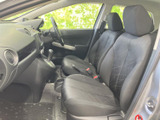 運転席と助手席が並ぶ前席は、シートの柄が室内のアクセントになっています。窓からの視界も確保され、足元やカップホルダーを含め、日常使いしやすい配置です。