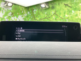 ソース一覧が画面に表示され、交通情報やFM、AM、Bluetoothなどの選択肢を確認できます。使いたい音源を見つけやすく、日常の移動中も好みに合わせて車内の時間を過ごせます。