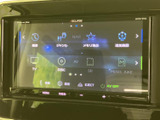 画面にはナビやテレビ、音楽などのメニューが表示され、目的に合わせて選びやすい構成です。タッチパネル上に項目が整理されており、移動中の目的地設定や音楽選びにも便利です。
