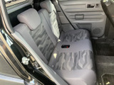 後席は左右にヘッドレストを備え、同乗者がゆったりと腰掛けられるレイアウトです。窓から外の様子を眺められ、柄入りシートと明るい色合いが穏やかな空間を演出します。