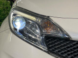 【LEDヘッドライト】悪天候や夜間走行時も良好な視界を確保し安心して運転できる高輝度LEDヘッドライトを装備!点灯速度が早く、消費電力も抑えられています。