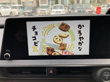 停車中にテレビ映像を楽しめる画面を備えています。画面上で番組を確認でき、休憩時間など車を停めている間のひとときに活用できます。映像表示の見やすさも魅力です。