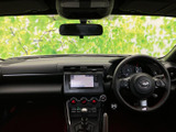 運転席から前方を見渡せる配置で、メーターやセンター画面も視線を移しやすい位置にあります。左右の座席は赤い差し色がアクセントとなり、乗り込むたびに気分を高めてくれます。