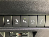 運転席まわりに各種機能のスイッチが並び、表示されたアイコンで用途を確認しやすい配置です。必要な機能を見つけやすく、日常の運転をサポートする装備がそろいます。