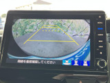 後方の様子とガイド線を画面で確認でき、駐車時の周囲確認を助けます。車内から目線を大きく動かさず状況を把握しやすく、日常の駐車をサポートする装備です。