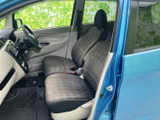 前席にはゆったり座れるシートを備え、運転席まわりまで見通しのよい室内です。窓から外を確認しやすく、明るい内張りと落ち着いた色のシートがまとまり、毎日の通勤やお出かけにもなじむ空間です。