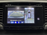 【マルチビューカメラシステム】自車周辺をぐるりと俯瞰できるカメラで危険を察知。上空からの映像で自動車や障害物の位置が詳細に確認できるので、狭い駐車場でも安心して駐車できますね。