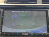後方の様子を画面で確認でき、駐車時や後退時の周囲確認をサポートします。車両後方の映像を見ながら状況を把握できるため、日常の駐車をより進めやすくする便利な装備です。