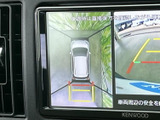 後方の様子に加え、車両周辺を俯瞰した表示で確認できるモニターです。駐車や後退の際に周囲との位置関係を把握しやすく、安全確認をしながら操作したい場面で役立ちます。