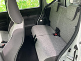 後席は左右に分かれた座面と背もたれで、複数人での乗車にも対応しやすい配置です。窓から外の景色を楽しめる明るい空間で、同乗者もゆったりと過ごせます。