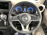 インテリアに合わせたデザインのステアリングは、運転される方のことも考え、運転しやすい形状、大きさです。是非一度、実際に触ってお確かめください。