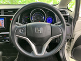 手元にスイッチを備え、運転姿勢を保ちながら必要な操作を行いやすい仕様です。握りやすい形状で、メーターや前方を見ながら扱えるため、日々の運転をサポートします。