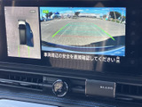 後方の映像に加えて車両周辺の表示も確認でき、駐車時の周囲確認を助けます。画面には進路の目安となる線が表示され、後退時の状況を把握しやすい構成です。