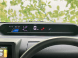 速度やシフト位置など、運転に必要な情報が前方の画面にまとまり、視線の移動を抑えて確認しやすい配置です。表示が見やすく、日常の運転をサポートする実用的なメーター廻りです。