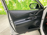 ドア内側に窓のスイッチや収納スペースがまとまり、運転席から手元を確認しやすい配置です。窓越しに周囲を見渡しやすく、乗り降りや駐車時にも視界を確保しやすい、落ち着いた室内空間です。