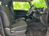 前席は座面と背もたれに厚みがあり、乗り降りしやすい高さも魅力です。運転席から助手席まで見渡しやすく、足元もすっきり。日々の移動を快適に過ごせる室内空間です。