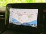 周辺の道路や施設名、現在地が画面上で確認でき、目的地までのルート把握に役立ちます。地図表示が大きく、案内内容を見つけやすい便利な装備です。