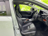 運転席まわりは前方の視界が広く、シートに座ったときも周囲を見渡しやすい空間です。落ち着いた色合いでまとまり、乗り降りしやすい開口部から車内の様子も確認できます。