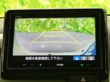 車両後方の映像にガイドラインが表示され、駐車時の後方確認をサポートします。画面上で周囲の様子を把握しやすく、車庫入れや駐車の際に心強い装備です。