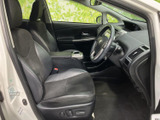 前席は座面と背もたれにゆとりがあり、運転席まわりまで見渡しやすいレイアウトです。ドアを開けた際も足元へのアクセスがしやすく、落ち着いた色合いで日常使いにもなじみます。
