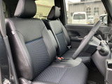 前席は身体を受け止める形状で、運転席と助手席それぞれにゆったり座れる印象です。窓から外の様子を確認しやすく、落ち着いた色合いのシートが室内をまとめています。