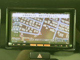 地図画面には周辺の道路や建物、現在地が表示され、目的地までの道順確認に活用できます。縮尺や案内表示も画面上で確認でき、慣れない場所への移動をサポートします。