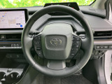 手元に複数のスイッチを備え、運転姿勢を大きく変えずに各種操作へ移りやすい仕様です。メーターや画面を見ながら必要な操作を行いやすく、日常の運転を便利にサポートしてくれます。