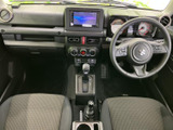 運転席まわりは前方を見渡しやすく、メーターや画面も目に入りやすい配置です。落ち着いた色合いのシートとすっきりした足元で、毎日の乗り降りにもなじみます。