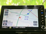 地図上に現在地や周辺の道路、施設名が表示され、行き先までの確認に役立ちます。画面脇には操作ボタンも備わり、目的地設定や音声機能を使いやすい構成です。