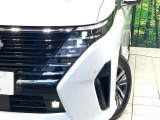 【LEDヘッドライト】悪天候や夜間走行時も良好な視界を確保し安心して運転できる高輝度LEDヘッドライトを装備!点灯速度が早く、消費電力も抑えられています。