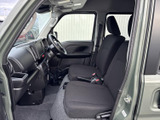 運転席まわりは視界が広く、前方や左右の確認がしやすいレイアウトです。座席は身体を預けやすい形状で、足元にもゆとりが感じられます。日々の移動にもなじむ室内です。