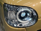 【LEDヘッドライト】悪天候や夜間走行時も良好な視界を確保し安心して運転できる高輝度LEDヘッドライトを装備!点灯速度が早く、消費電力も抑えられています。