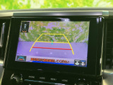 画面には後方の映像と目安となるガイド線が表示され、駐車時の周囲確認をサポートします。車両の後ろ側を確認しながら操作できるため、狭い場所での駐車にも役立つ装備です。