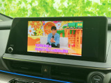 停車中にテレビ番組を視聴でき、休憩時間などをより快適に過ごせます。画面上で番組映像と字幕を確認できるため、車内で待つ時間の楽しみを広げてくれる装備です。