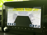 車両周辺の状況をモニターで確認でき、駐車時など周囲を確かめたい場面で役立ちます。画面内の表示切り替えや設定項目もあり、車庫入れや狭い場所での取り回しをサポートします。