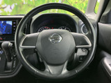 握りやすい形状で、運転席に座ったままメーターや前方を確認しやすい配置です。中央にはエアバッグの表示もあり、毎日の運転で自然に手を添えやすい、落ち着いた雰囲気の運転席です。